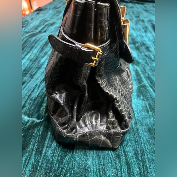 Authentic Gucci Dialux Queen handbag in black pebble leather w/gold bow hardware - Picture 8 of 13